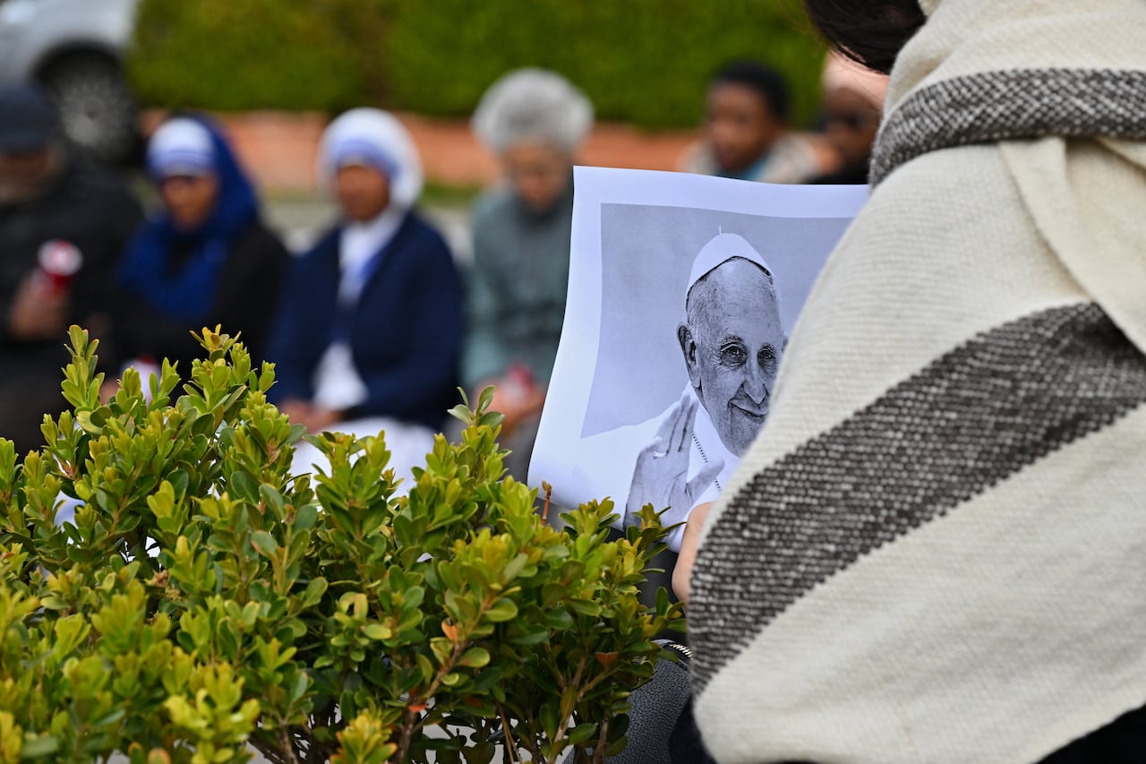 El último parte médico, difundido el sábado por la noche por la Santa Sede, informaba que Francisco mostraba una "buena respuesta" al tratamiento, con una "gradual y leve mejoría".