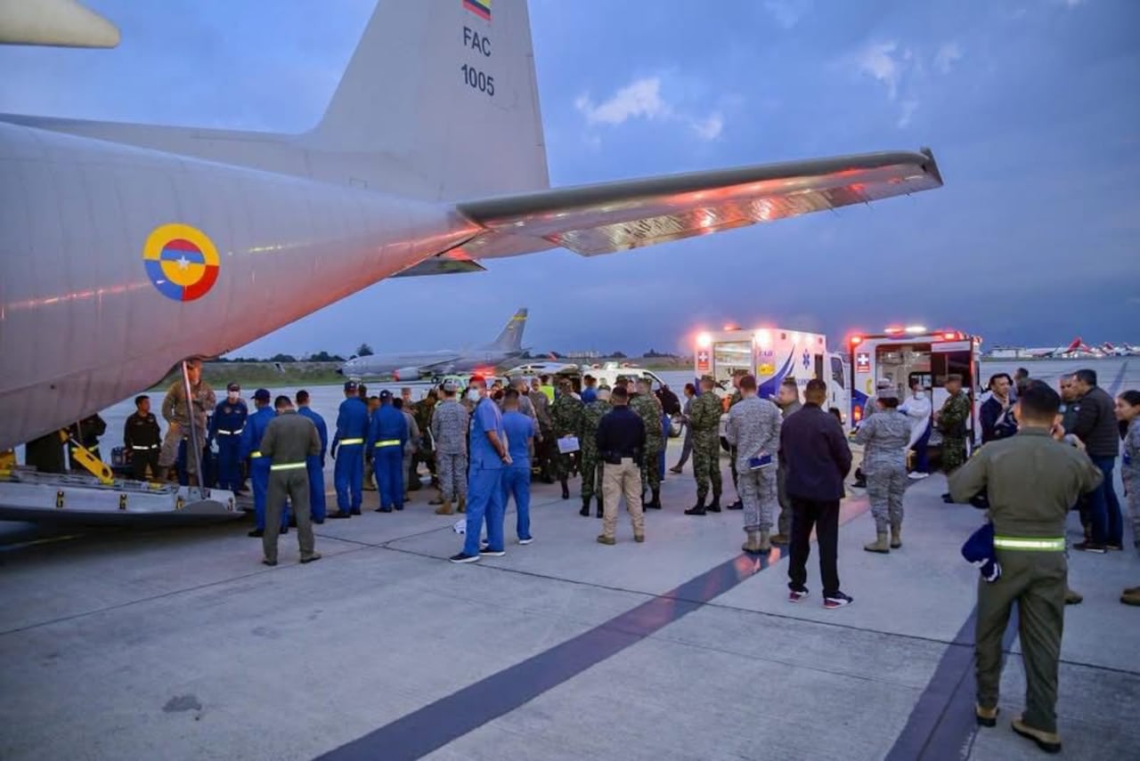 El accidente del avión Hércules C-130 de la Fuerza Aeroespacial Colombiana, ocurrido en inmediaciones de Puerto Leguízamo, ha generado conmoción en todo el país. La aeronave, que transportaba a decenas de uniformados, presentó una emergencia pocos minutos después de despegar, provocando un siniestro que dejó múltiples víctimas entre fallecidos, heridos y desaparecidos.