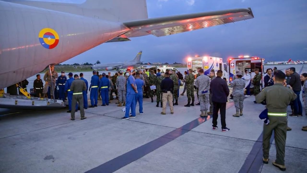 El accidente del avión Hércules C-130 de la Fuerza Aeroespacial Colombiana, ocurrido en inmediaciones de Puerto Leguízamo, ha generado conmoción en todo el país. La aeronave, que transportaba a decenas de uniformados, presentó una emergencia pocos minutos después de despegar, provocando un siniestro que dejó múltiples víctimas entre fallecidos, heridos y desaparecidos.