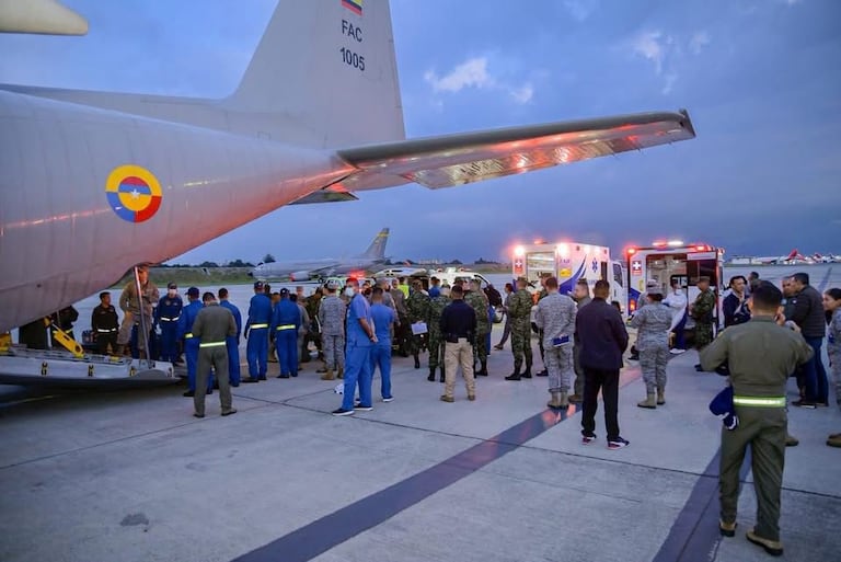 El accidente del avión Hércules C-130 de la Fuerza Aeroespacial Colombiana, ocurrido en inmediaciones de Puerto Leguízamo, ha generado conmoción en todo el país. La aeronave, que transportaba a decenas de uniformados, presentó una emergencia pocos minutos después de despegar, provocando un siniestro que dejó múltiples víctimas entre fallecidos, heridos y desaparecidos.