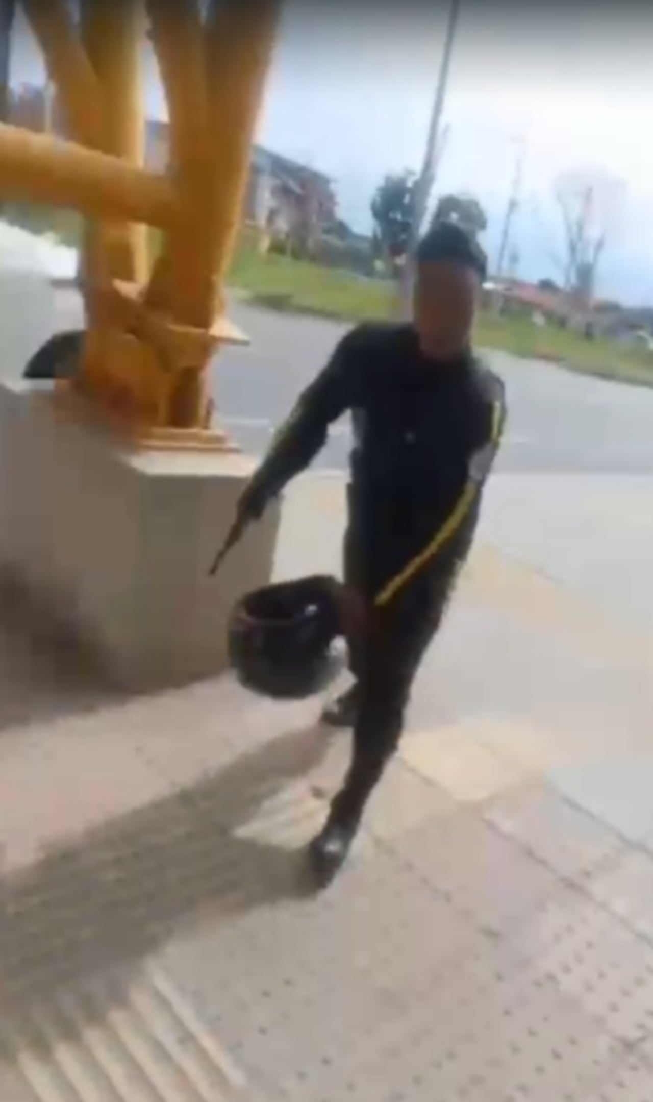 El hombre vestía un uniforme de una empresa de seguridad privada.