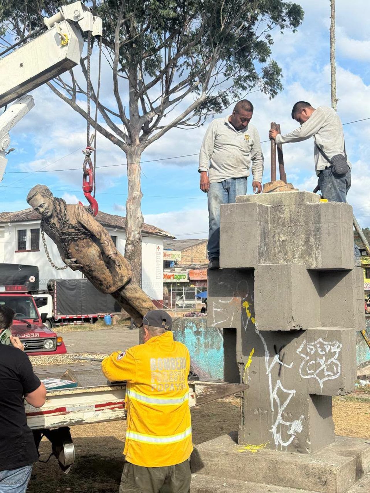 La estatua del maestro Carlos Albán, elaborada en bronce y con un peso aproximado de una tonelada, fue hallada con parte de su estructura desprendida tras el intento de hurto registrado en Popayán.