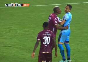 Marlon Torres (izq.), del Tolima, intenta besar al portero del Caldas, James Aguirre.