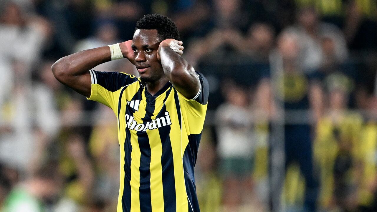 El delantero colombiano #10 del Fenerbahce, Jhon Durán, celebra tras anotar el segundo gol de su equipo durante el partido de vuelta de la tercera ronda de la UEFA Champions League entre el Fenerbahce (TUR) y el Feyenoord (NED) en el Complejo Deportivo Fenerbahce Sukru Saracoglu en Estambul el 12 de agosto de 2025. (Foto de Ozan KOSE / AFP)