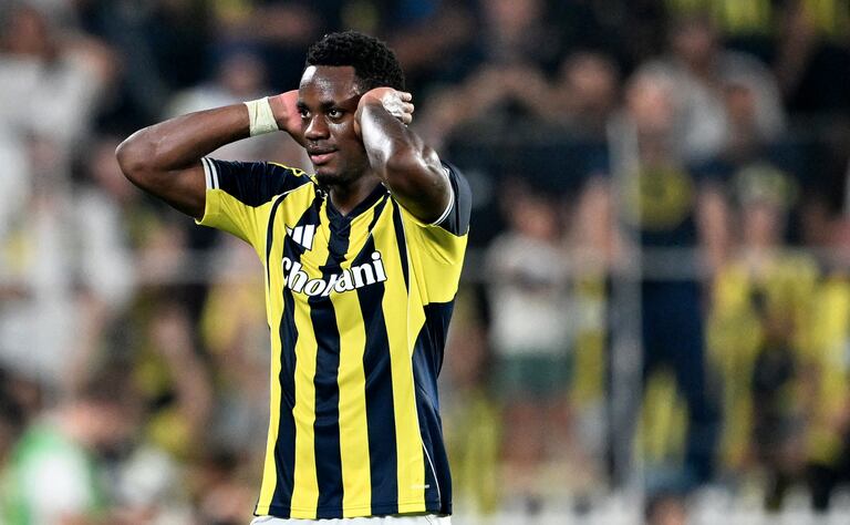 El delantero colombiano #10 del Fenerbahce, Jhon Durán, celebra tras anotar el segundo gol de su equipo durante el partido de vuelta de la tercera ronda de la UEFA Champions League entre el Fenerbahce (TUR) y el Feyenoord (NED) en el Complejo Deportivo Fenerbahce Sukru Saracoglu en Estambul el 12 de agosto de 2025. (Foto de Ozan KOSE / AFP)