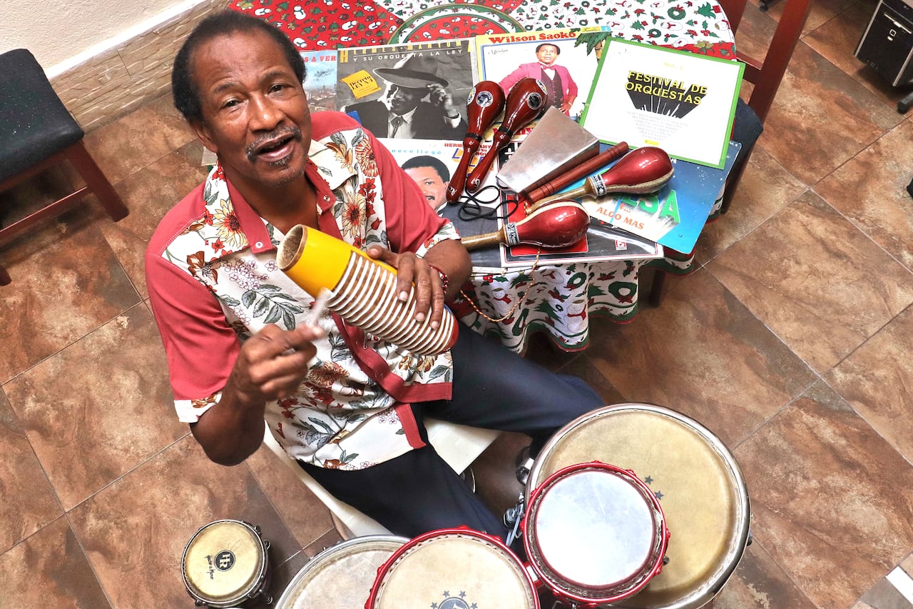 Hermes Manyoma músico caleño en su casa del barrio El Troncal