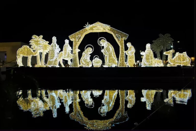 El pesebre flotante más grande de Colombia, sobre una plataforma de 40 metros de ancho y 12 figuras de 6 metros de alto.