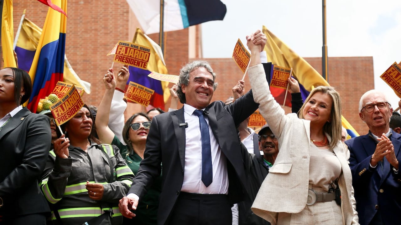 El candidato Sergio Fajardo junto a su fórmula vicepresidencial, Edna Bonilla realizaron la inscripción de su candidatura en la Registraduria Nacional.