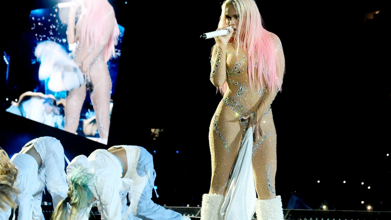 La estrella del regueton colombiano Karol G actúa en vivo en el escenario durante la gira Karol G Mañana Será Bonito en el Hard Rock Stadium el 25 de agosto de 2023 en Miami Gardens, Florida. (Foto de Johnny Louis/FilmMagic)