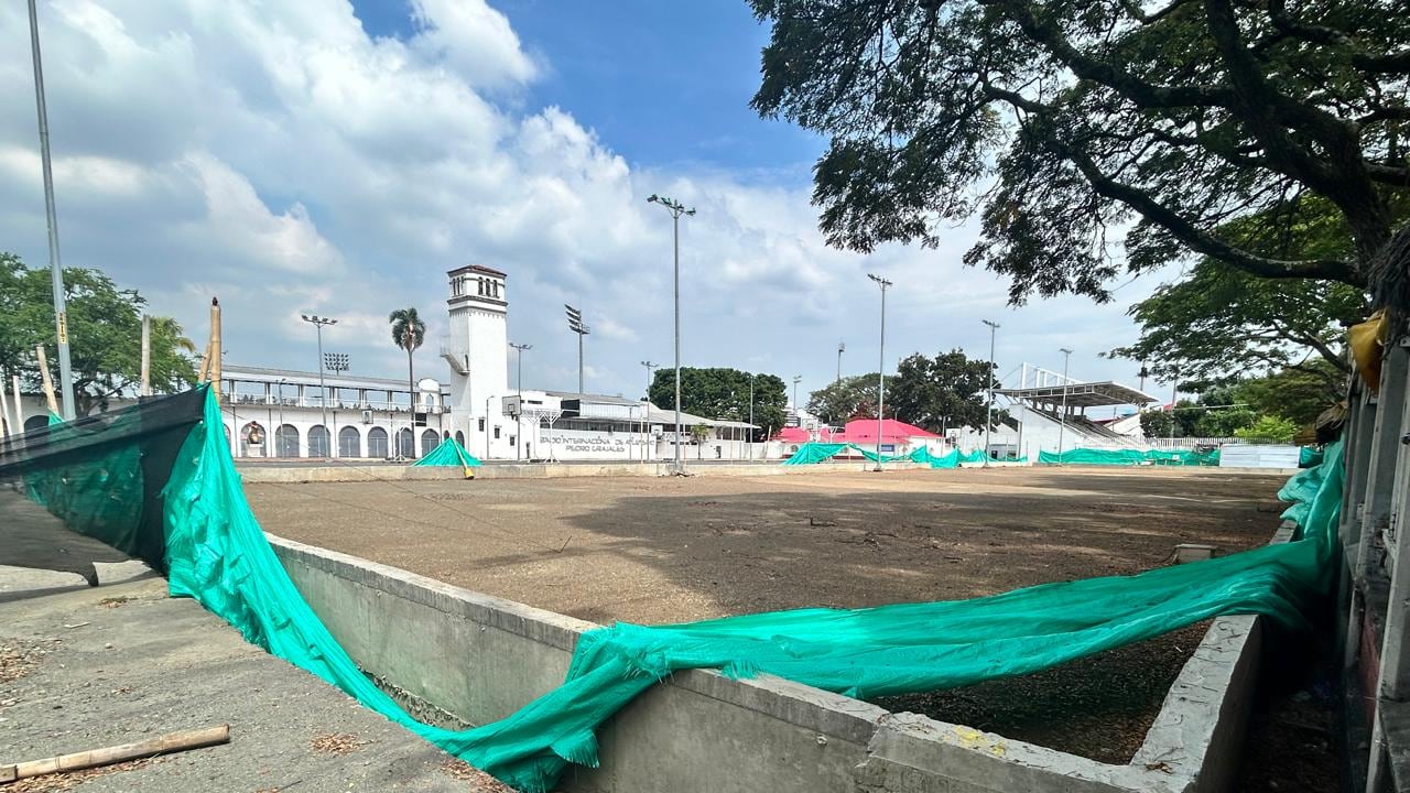 Fotografía tomada el jueves 4 de junio de 2026. Así se encontraban las obras de las canchas de pádel que se tenía proyectado entregar en cuatro meses, luego de que su construcción iniciara en enero pasado.