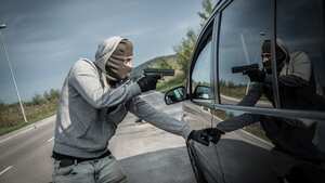Una persona está apuntando a la entrada del coche.