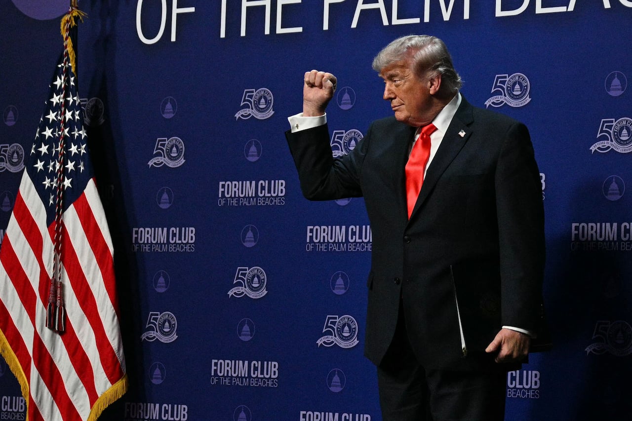 El presidente estadounidense Donald Trump levanta el puño en la cena del Forum Club of the Palm Beaches, celebrada en el Raymond F. Kravis Center for the Performing Arts en West Palm Beach, Florida, el 1 de mayo de 2026.