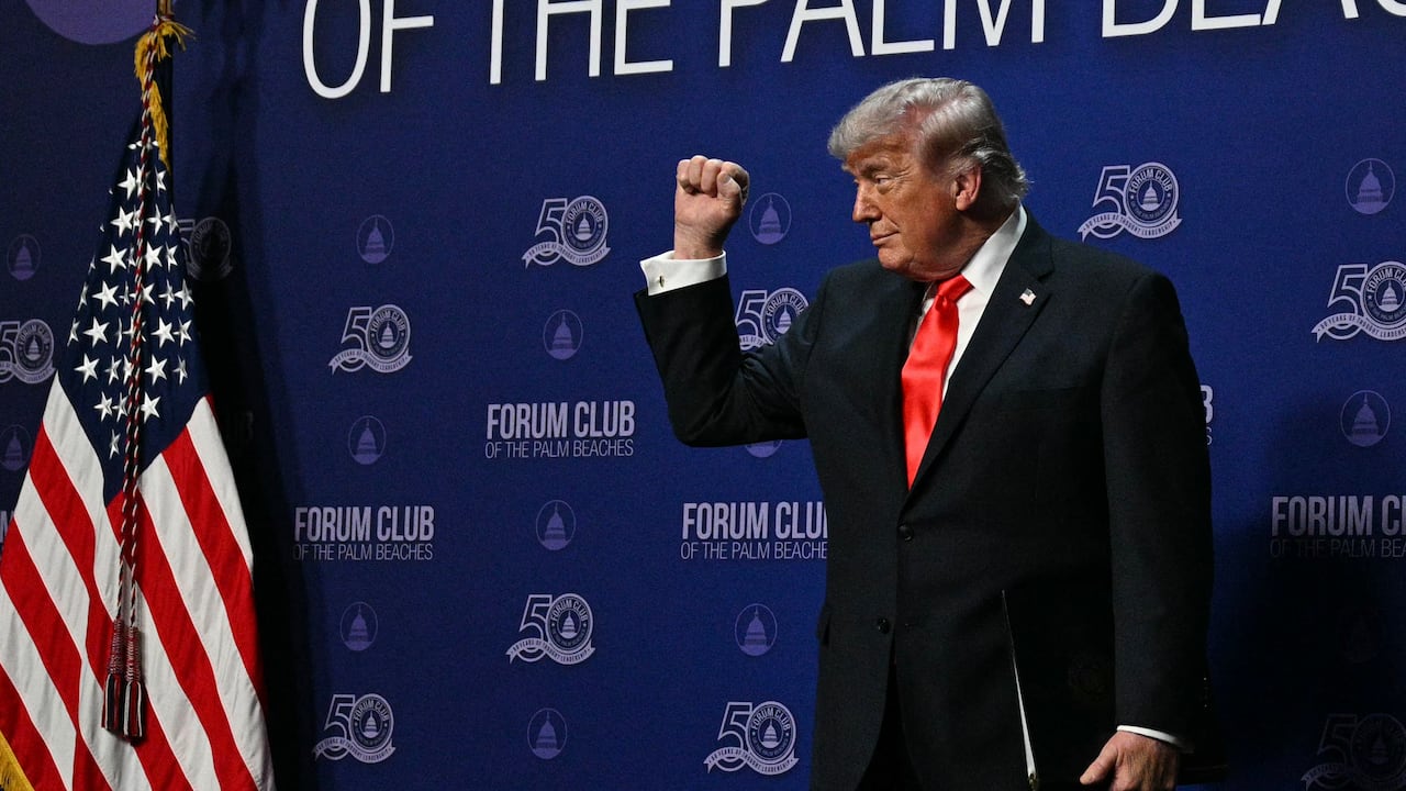 El presidente estadounidense Donald Trump levanta el puño en la cena del Forum Club of the Palm Beaches, celebrada en el Raymond F. Kravis Center for the Performing Arts en West Palm Beach, Florida, el 1 de mayo de 2026.