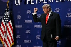 El presidente estadounidense Donald Trump levanta el puño en la cena del Forum Club of the Palm Beaches, celebrada en el Raymond F. Kravis Center for the Performing Arts en West Palm Beach, Florida, el 1 de mayo de 2026.
