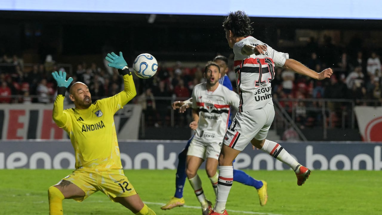 El delantero de Sao Paulo #11 Ferreira encabeza el balón contra el portero de Millonarios #12 Diego Novoa durante el partido de fútbol de la fase de grupos de la Copa Sudamericana entre el Sao Paulo de Brasil y los Millonarios de Colombia en el estadio Morumbi en Sao Paulo, Brasil, el 19 de mayo de 2026. (Foto de NELSON ALMEIDA / AFP)