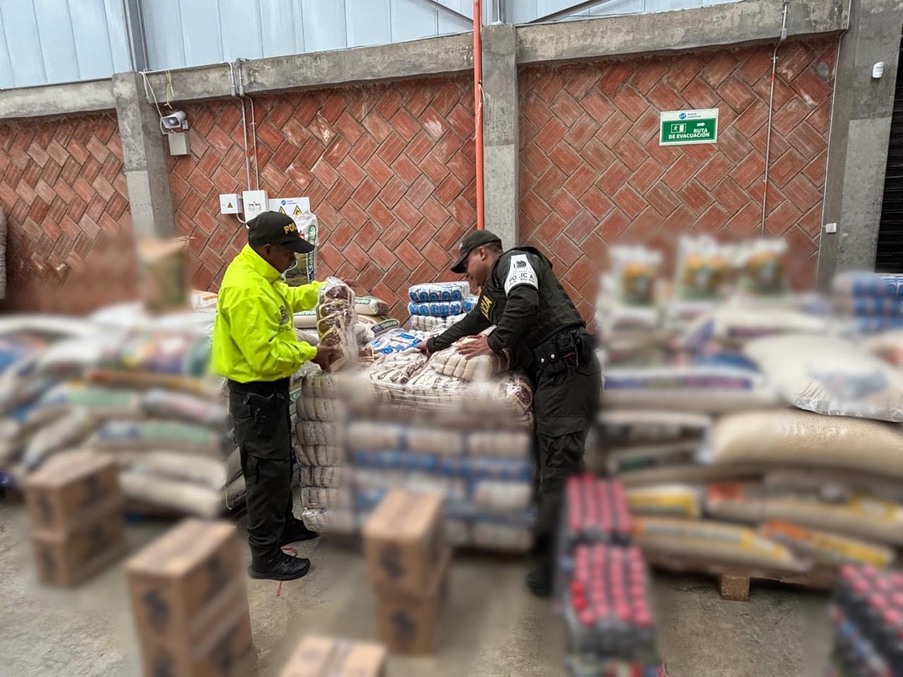 La Policía Fiscal y Aduanera lograron el decomiso en la ciudad de Pasto de diez toneladas de azúcar y arroz que pretendían llevar a Cali de contrabando.