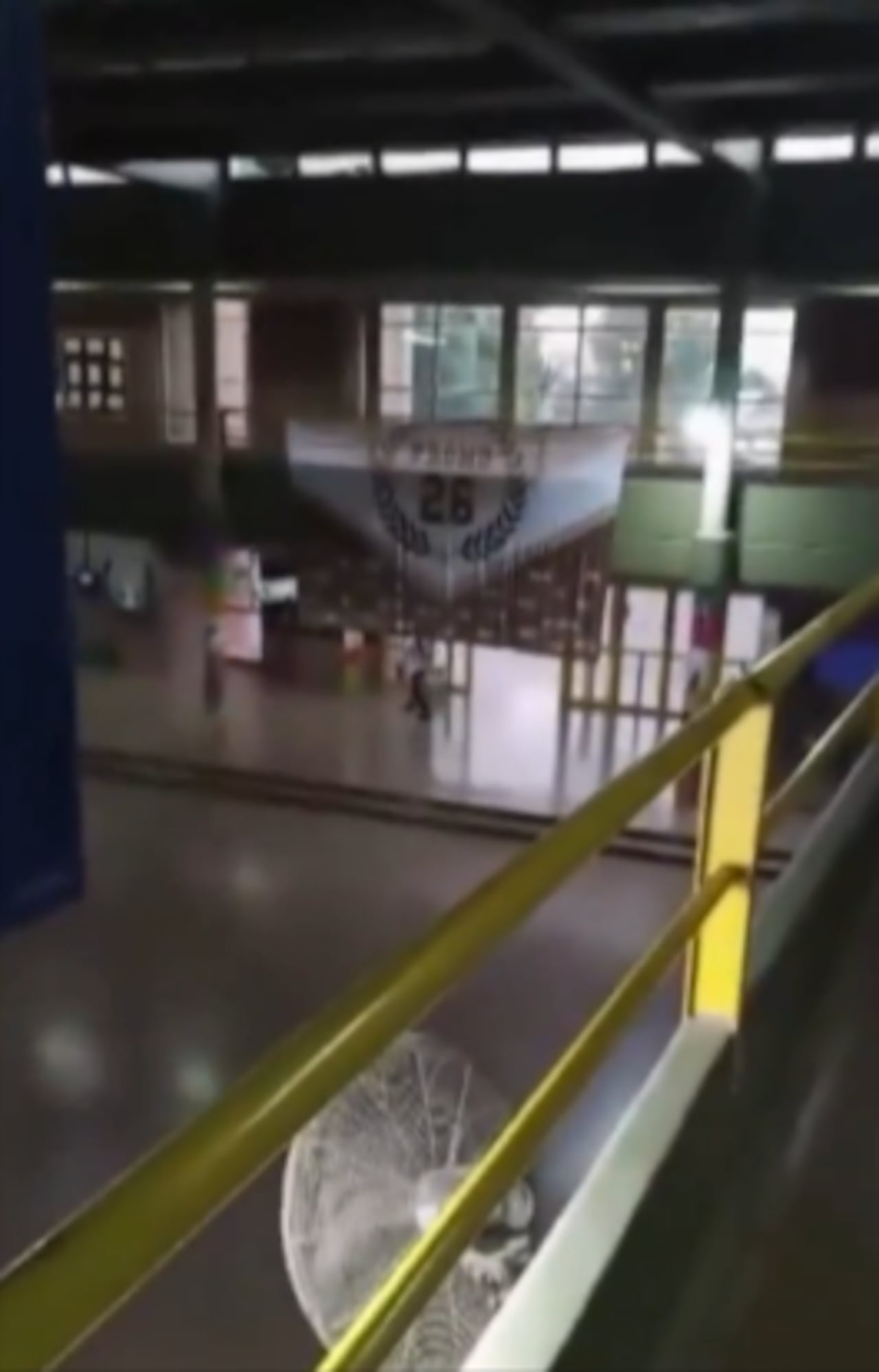 El estudiante sacó un arma y disparó en el interior del colegio.