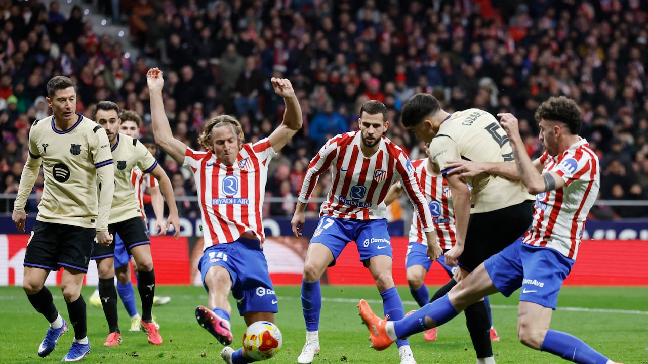El defensa español #05 del Barcelona, Pau Cubarsi (2R), marca un gol que fue anulado durante el partido de ida de las semifinales de la Copa del Rey entre el Club Atlético de Madrid y el FC Barcelona en el Estadio Metropolitano de Madrid el 12 de febrero de 2026. (Foto de Oscar DEL POZO / AFP)