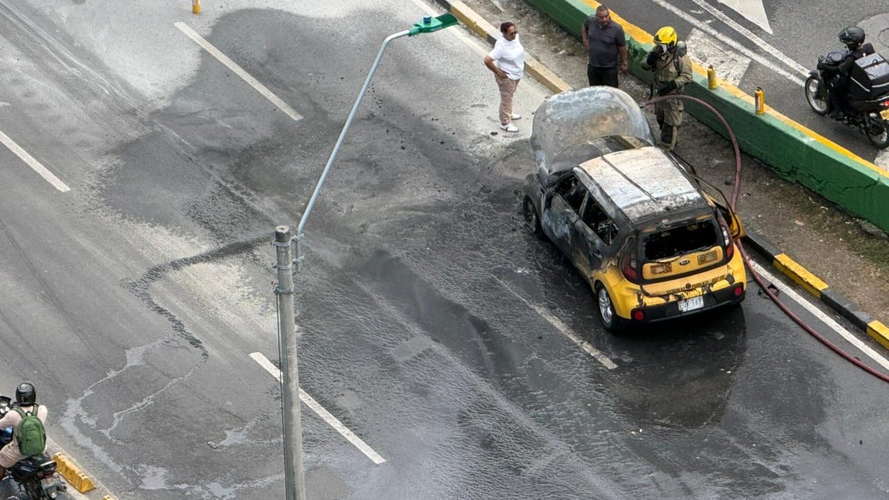 Así quedó el taxi tras el incendio.