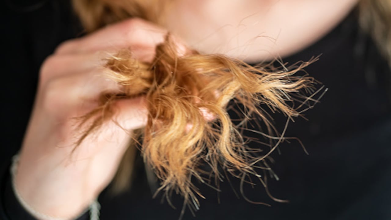 Así puede sellar las puntas abiertas del pelo.