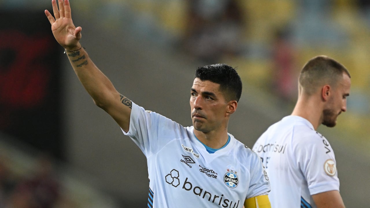 El delantero uruguayo de Gremio, Luis Suárez (i), saluda a los aficionados antes de abandonar el campo durante el partido de fútbol del campeonato brasileño entre Fluminense y Gremio en el estadio Maracaná de Río de Janeiro, Brasil, el 6 de diciembre de 2023. (Foto de MAURO PIMENTEL / AFP)