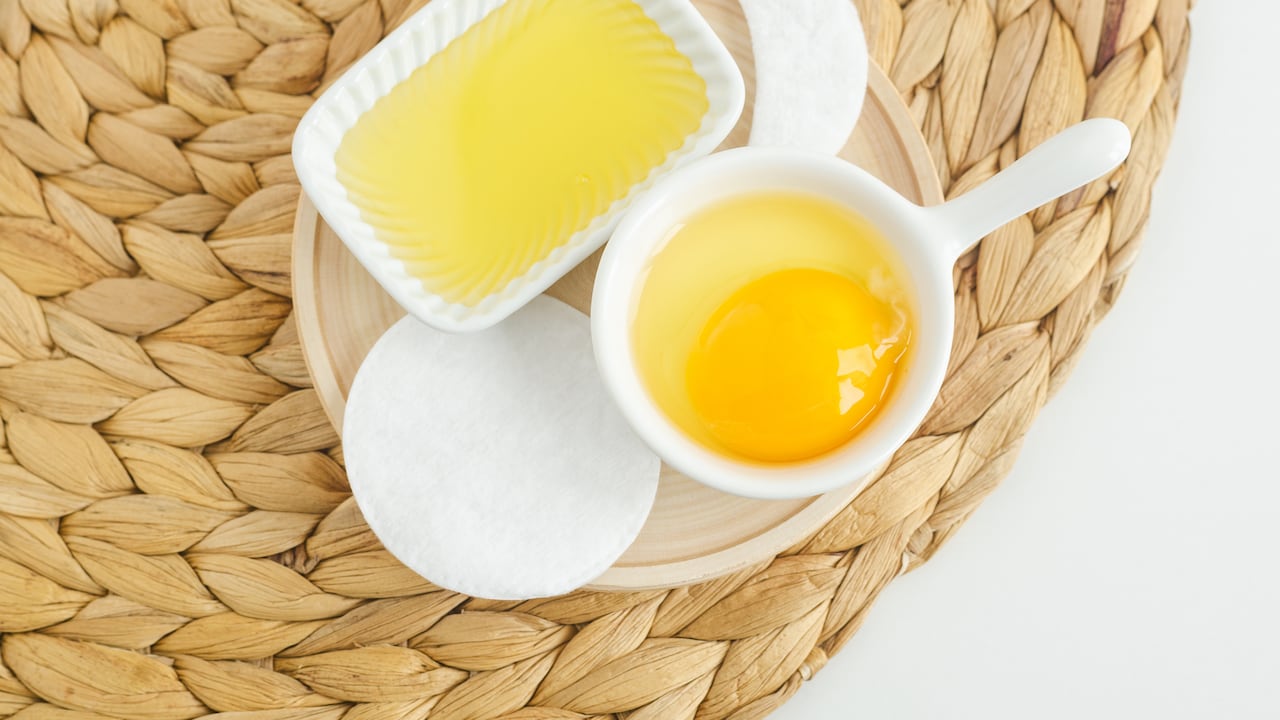 El secreto detrás de una piel más firme y luminosa radica en la combinación equilibrada de clara de huevo, miel y jugo de limón en esta preparación casera.