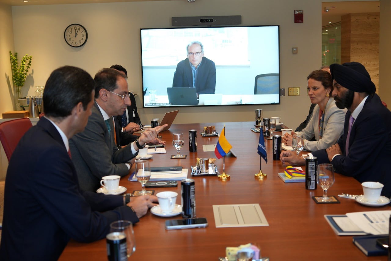 José Manuel Restrepo sostuvo reuniones en Washington con directivos del Banco Mundial para avanzar en una propuesta de cooperación que será presentada al Gobierno entrante después del 7 de agosto.