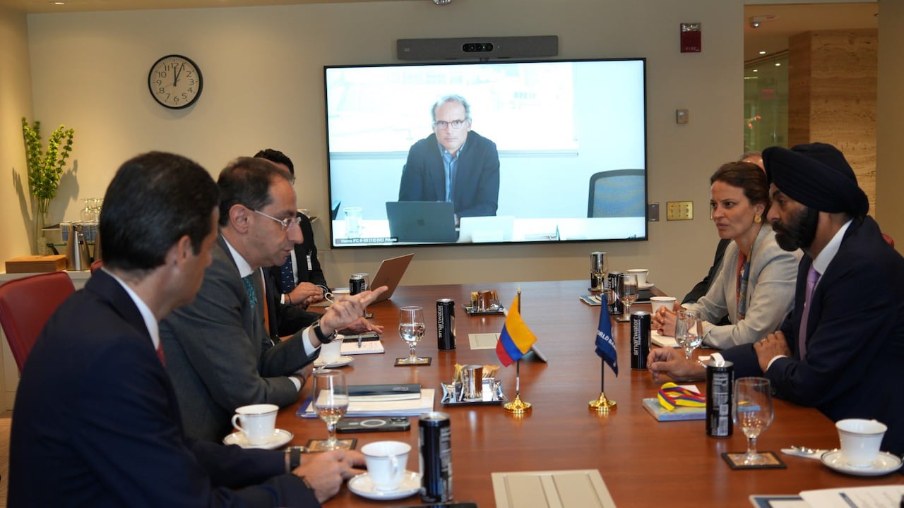 José Manuel Restrepo sostuvo reuniones en Washington con directivos del Banco Mundial para avanzar en una propuesta de cooperación que será presentada al Gobierno entrante después del 7 de agosto.