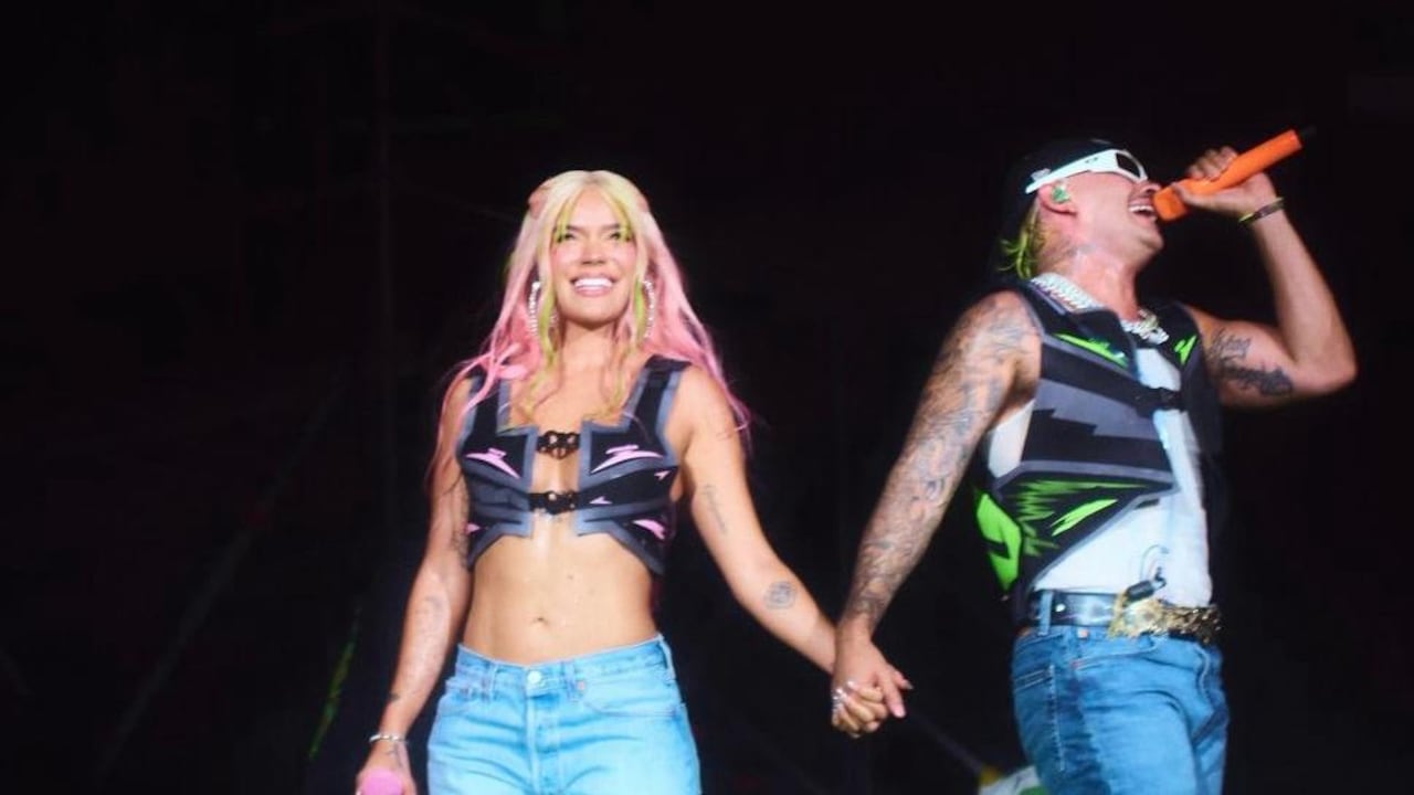 Karol G y Feid se besan en concierto