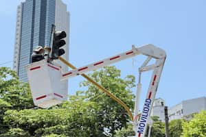 Funcionarios de la Secretaría de Movilidad, Realizaron los arreglos del semáforo ubicado en la avenida 4 con calle 17N, Debido a que se encontraba fuera de servicio desde el sábado pasado por un accidente con un vehículo.