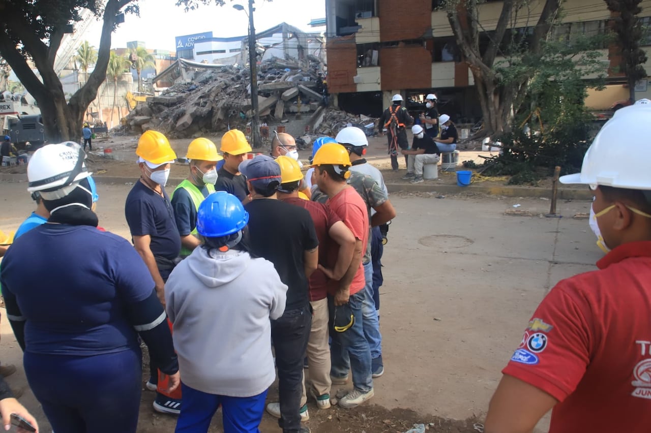 Socorristas y expertos mantienen las labores de búsqueda y rescate este sábado, 15 de agosto.