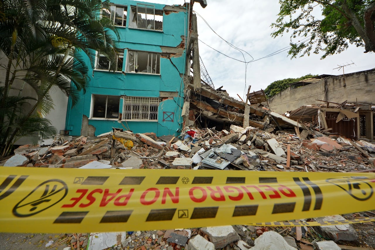 Decenas de edificaciones destruidas o en inminente peligro de derrumbe son intervenidas para despejar las vías .
