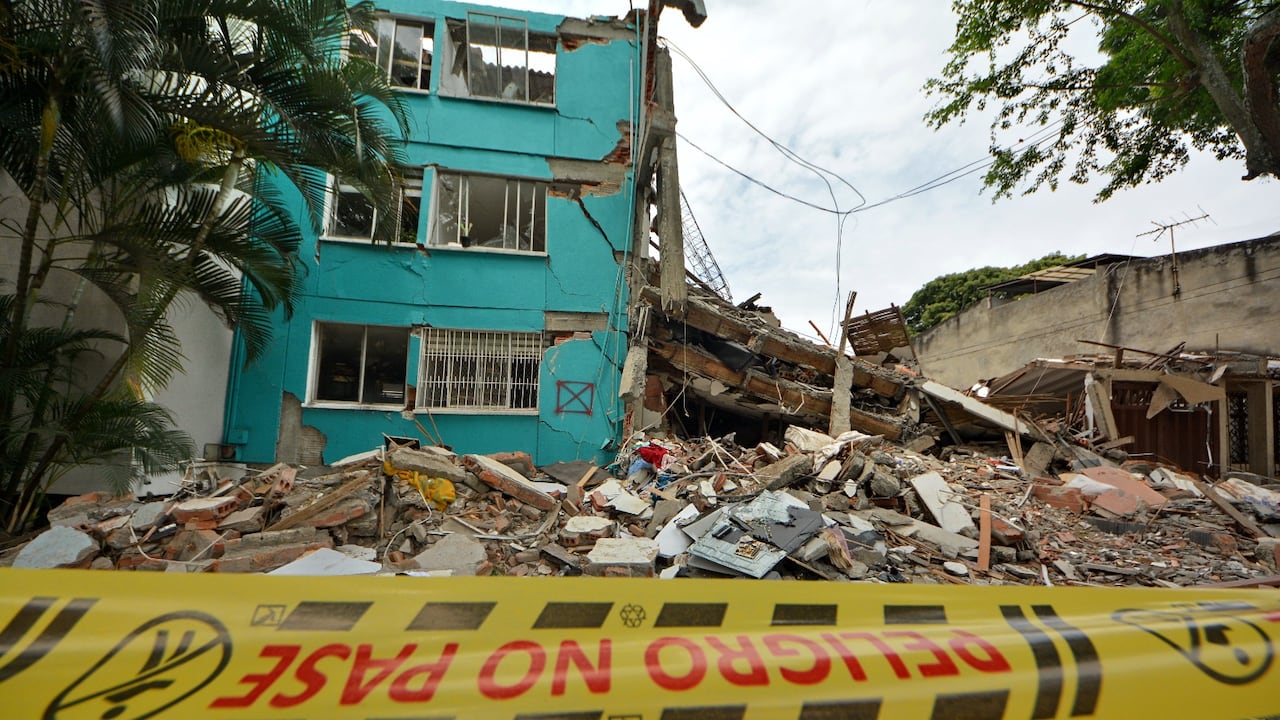 Decenas de edificaciones destruidas o en inminente peligro de derrumbe son intervenidas para despejar las vías .