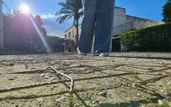 Los hierros expuestos y los huecos en la vía se han convertido en un peligro constante, especialmente durante las lluvias.