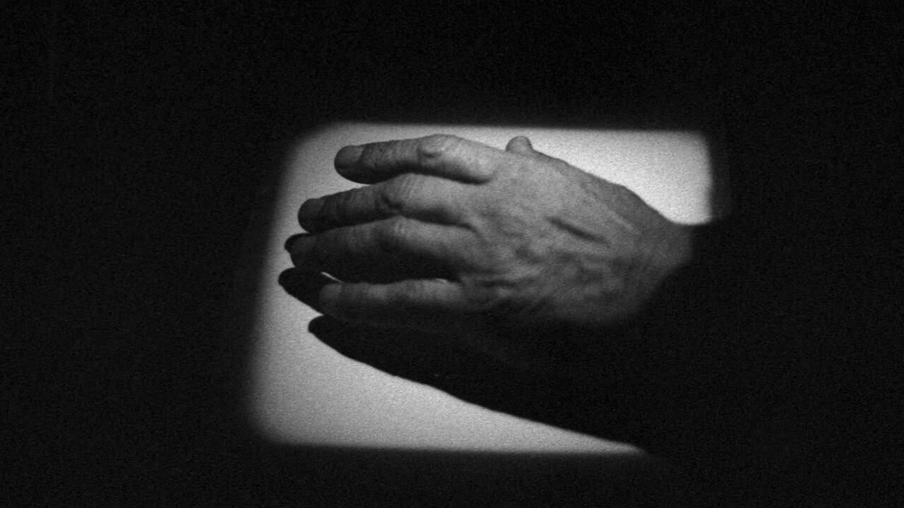 En Una Sombra Oscilante, Celeste Rojas Mugica indaga en los rastros de su padre, un hombre que vivió en la sombra, en el exilio.