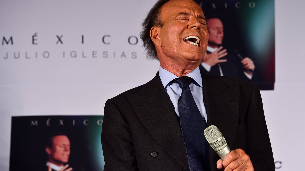 El cantante español Julio Iglesias canta antes de una conferencia de prensa en la Ciudad de México, el 23 de septiembre de 2015.