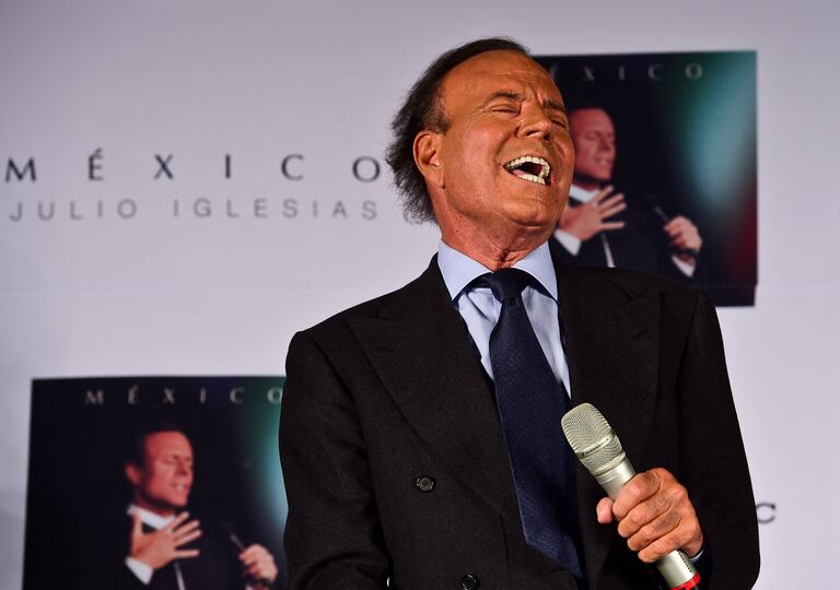 El cantante español Julio Iglesias canta antes de una conferencia de prensa en la Ciudad de México, el 23 de septiembre de 2015.