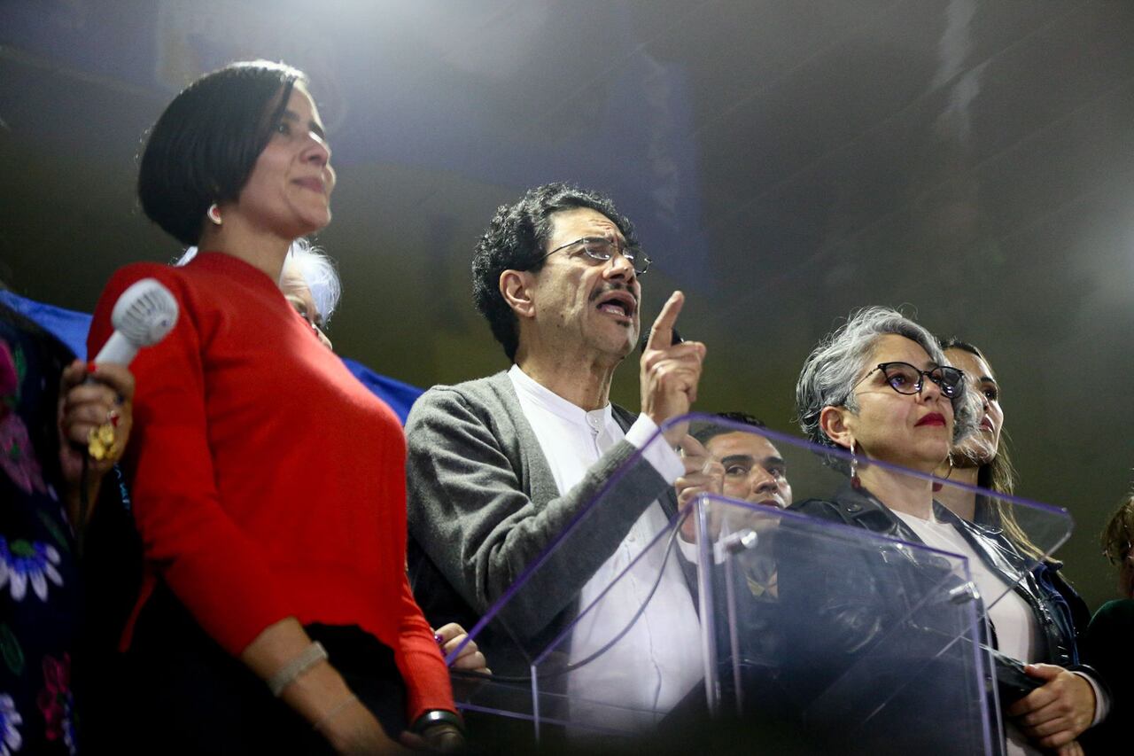 Bogotá. Octubre 26 de 2025. Ivan Cepeda celebra junto a sus simpatizantes, tras haber sido seleccionado como el candidato oficial del Pacto Histórico para las elecciones presidenciales del 2026.