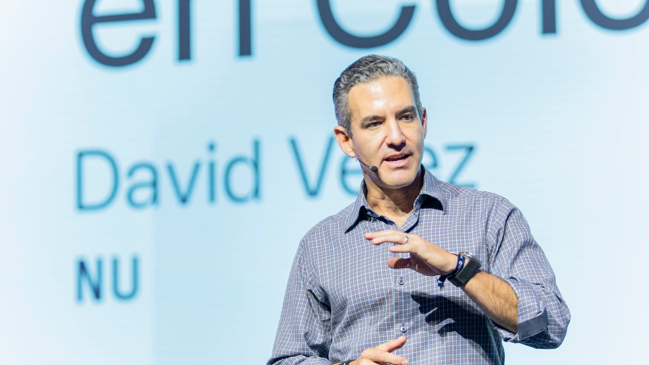 David Vélez, fundador y CEO de Nu, sostiene que Colombia se encuentra en el "primer minuto del primer tiempo" de la digitalización bancaria, un proceso que debe acelerarse para reducir los costos del sistema tradicional