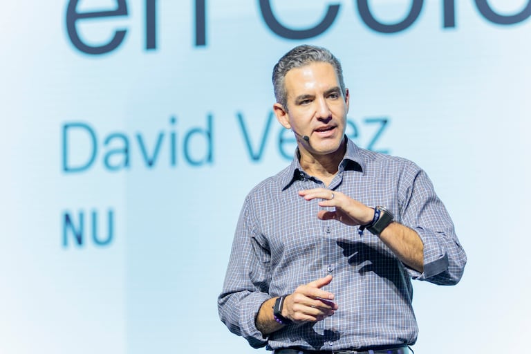 David Vélez, fundador y CEO de Nu, sostiene que Colombia se encuentra en el "primer minuto del primer tiempo" de la digitalización bancaria, un proceso que debe acelerarse para reducir los costos del sistema tradicional