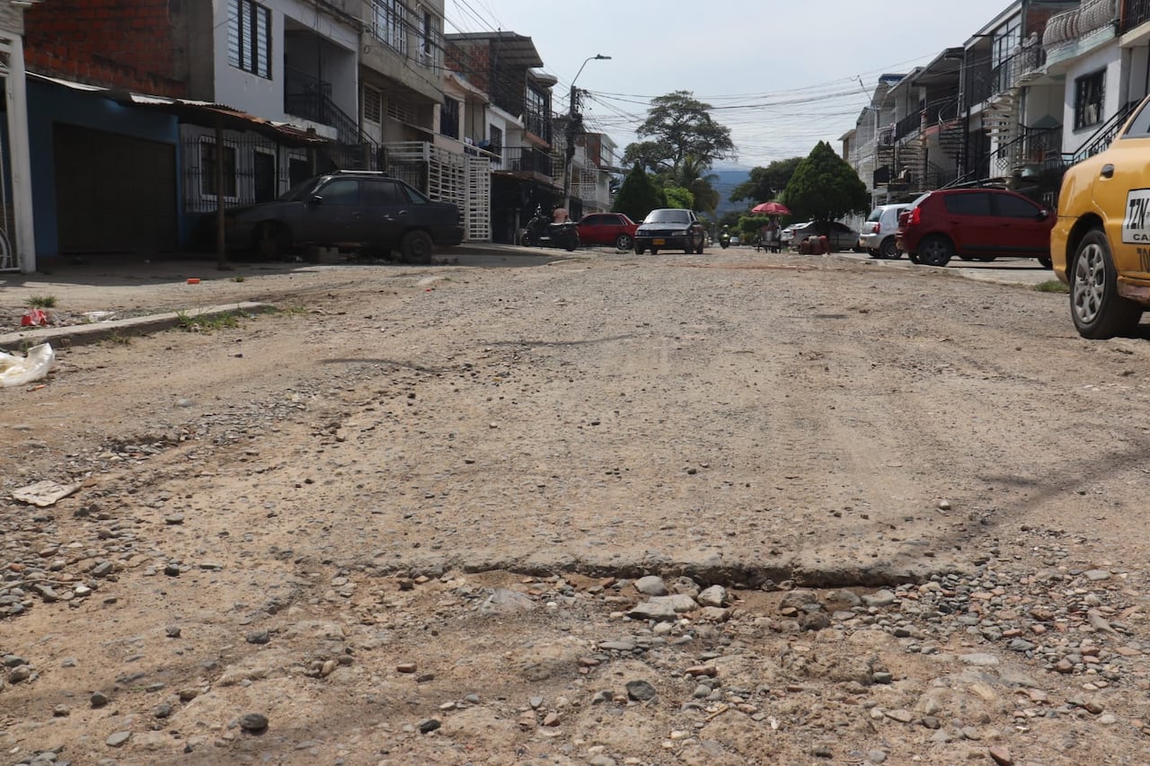 En temporada de lluvias, la vía se inunda y afecta a viviendas cercanas; en verano, el polvo se convierte en un problema constante para los residentes.