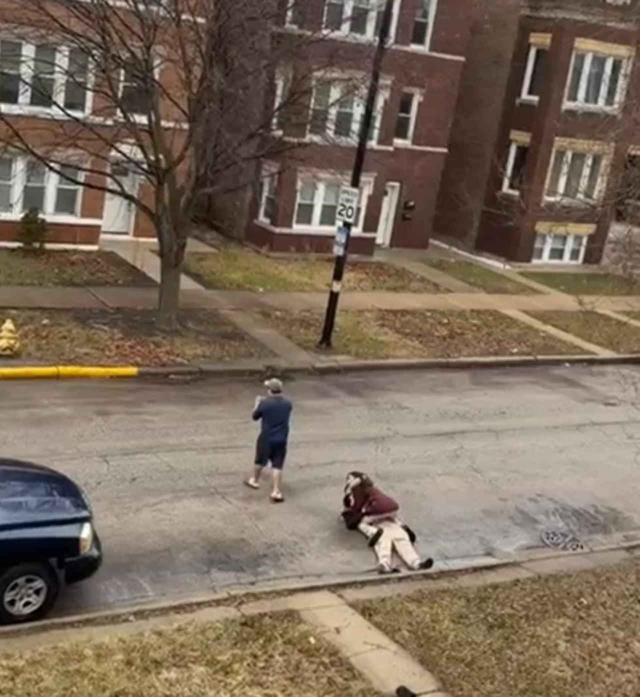 Esta imagen fue captada de un video del asesinato de Johan Adarve. Familiares de Johan aseguran que el joven había denunciado constantes agresiones y discriminación por ser colombiano, sin recibir respuesta de las autoridades escolares.