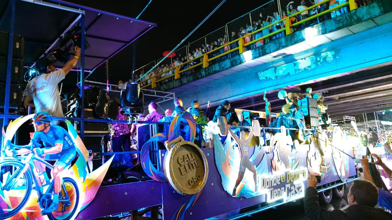 El desfile contó con la participación de carrozas comerciales e institucionales de la Alcaldía de Cali.