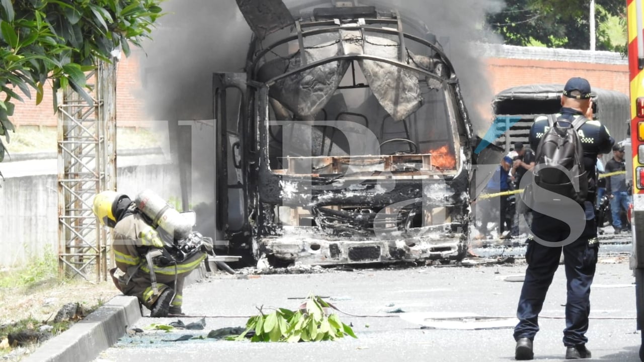 Líderes políticos y organismos de control condenan el ataque con un vehículo cargado de explosivos.