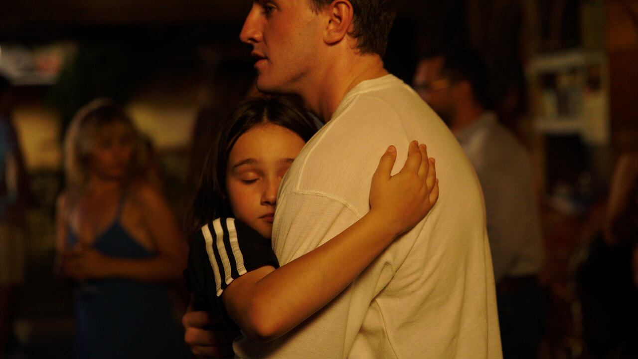 Paul Mescal es Calum y Frankie Corio es Sophie, son padre e hija en 'Aftersun' de Charlotte Wells.