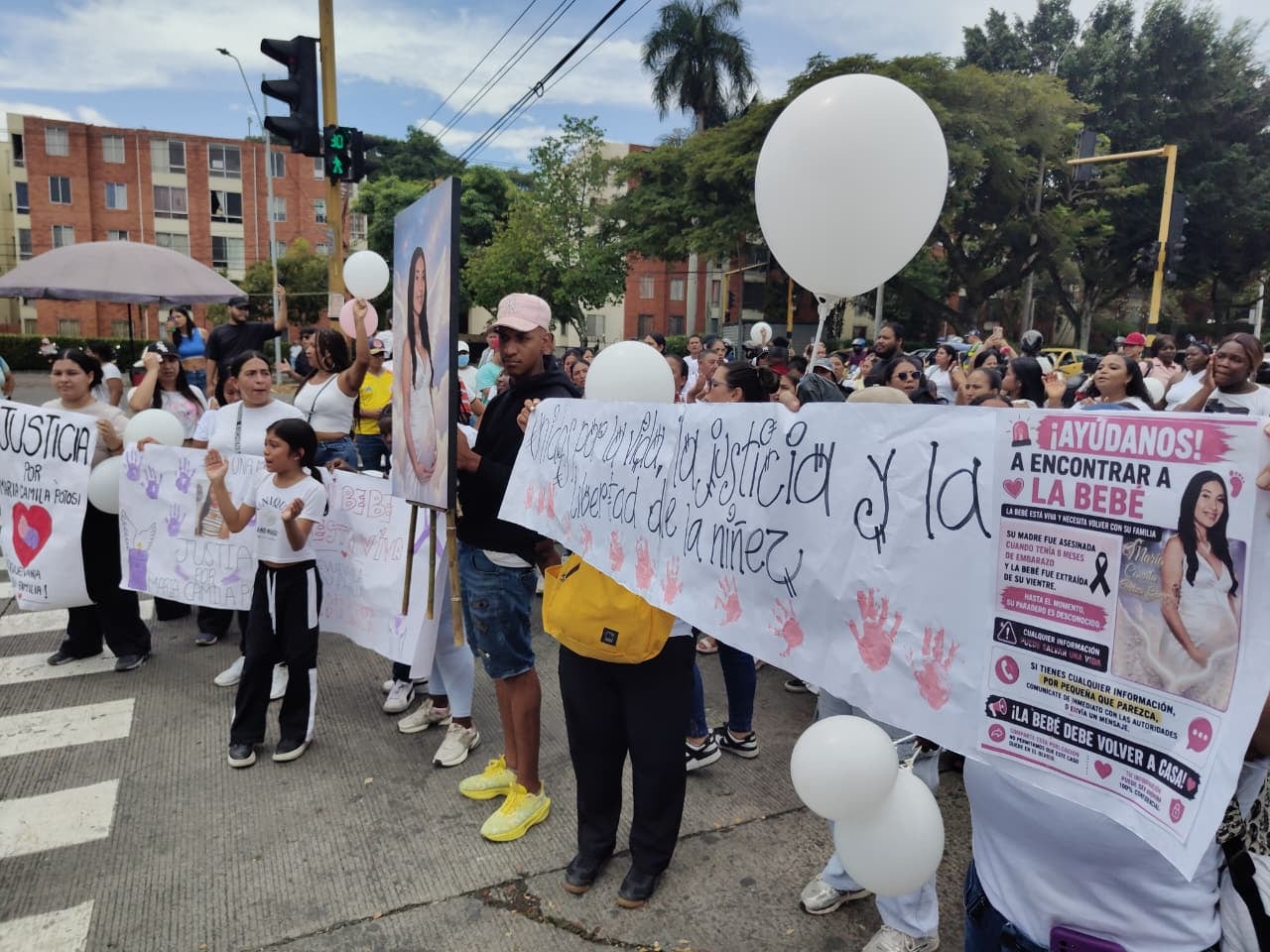 Los bloqueos sobre la Calle 5 hicieron parte de la jornada de protesta con la que la comunidad pidió celeridad en las investigaciones del caso.