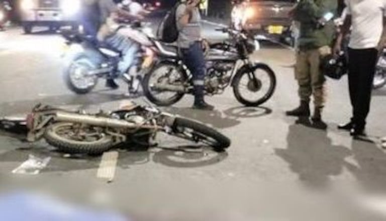Autoridades investigan muerte de motociclista al sur de la ciudad.