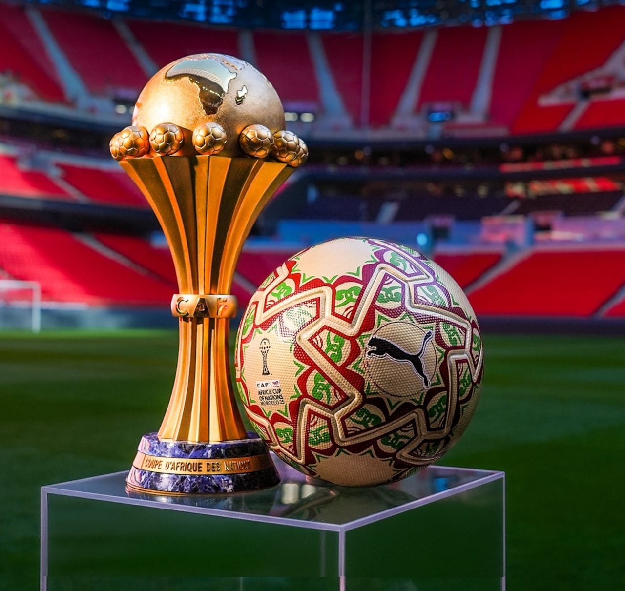 Imagen del trofeo y el balón con el que jugó la Copa Africana de Naciones 2025 - 2026.