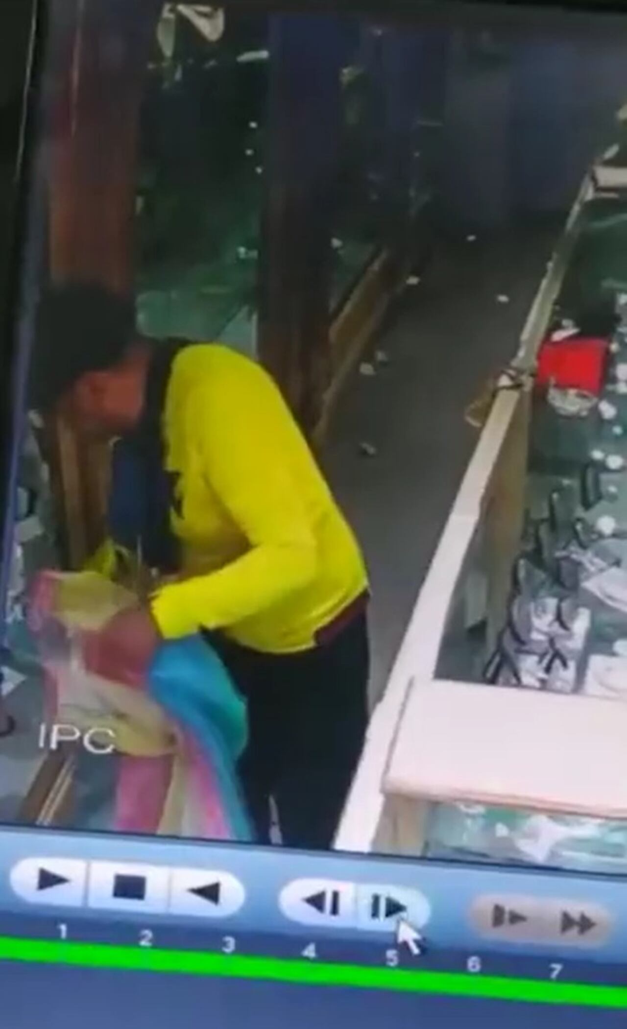 El asaltante de camiseta amarilla fue el encargado de poner los objetos de valor en el costal.