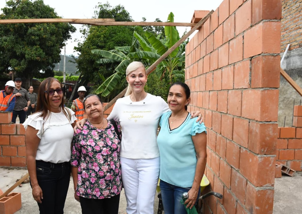 La gobernadora Dilian Francisca Toro verificó los avances del plan de recuperación habitacional en Roldanillo, que contempla 645 mejoramientos de vivienda y la construcción de 79 casas nuevas para familias afectadas por el terremoto.